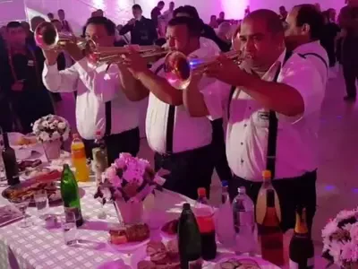 Trubači sviraju pesme na svadbenom veselju