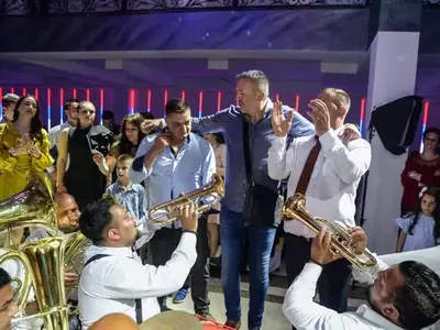 Gosti se vesele dok trubači sviraju najveće hitove